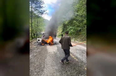 Artvin’de seyir halindeki otomobil alev alev yandı 
