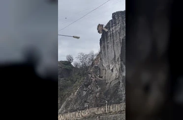 Artvin’de tehlike oluşturan kayalar kontrollü şekilde düşürüldü 