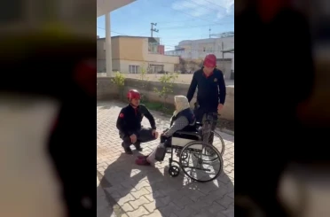 Asansör devre dışı kaldı, itfaiye yaşlı kadını evine taşıdı 