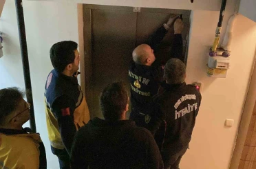 Asansörde mahsur kalanların yardımına itfaiye ekipleri koştu 