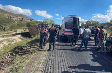 Asfalt çalışmasında kamyon devrildi, sürücü yaralandı 
