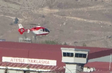 Asfiksi hastası yenidoğan bebek ambulans helikopterle Van’a getirildi 