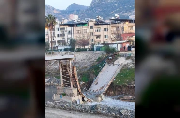 Asi Nehri üzerindeki yaya köprüsü çöktü 