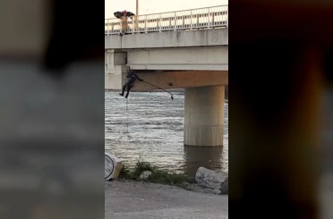 Asılı kalan güvercini halatla inip kurtardılar 