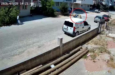 Aşırı sıcaktan etkilenen postacı motosikletiyle aydınlatma direğine çarptı 