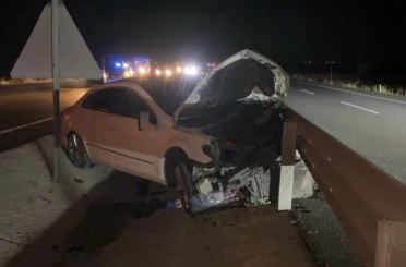 Aşırı süratle 2 aracı hurdaya çeviren sürücü, otostop çekip kaçtı