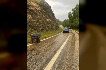 Aşırı yağış sonrası kayalar yola düştü 