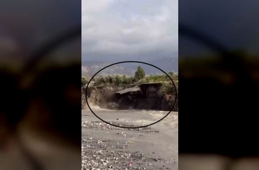 Aşırı yağışla birlikte yolda yaşanan çökme anı görüntülendi 