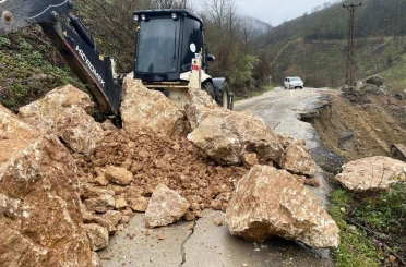 Aşırı yağışlar heyelana neden oldu yol çatladı 