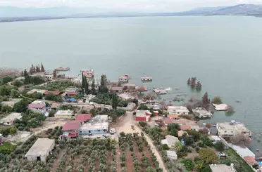 Aşırı yağışlarla birlikte sular altında kalan köy olta balıkçılarının uğrak noktası oldu
