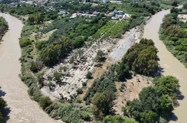 Aşırı yağışlarla debisi artan Asi Nehri’nden gelen taş yığınları, onlarca tarım arazisine zarar verdi 