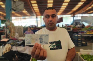 Aşkını paralara yazıp pazarda dağıttı 