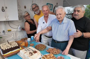 Asrı geride bıraktı, 101 yaşına komşularının alkışlarıyla girdi 