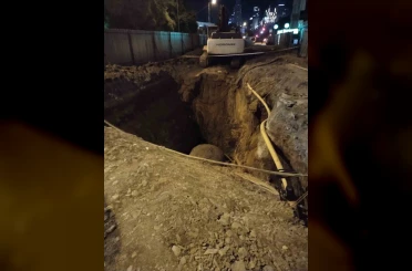 Ataşehir’de kontrolden çıkan taksi çukura girdi 