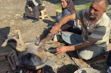 Ateşi eşi harlıyor, o kalaylıyor: Omuz omuza ekmek mücadelesi 