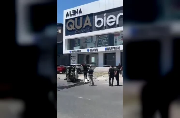 Avcılar’da direksiyon hakimiyetini kaybeden sürücü E-5’ten yan yola uçtu 