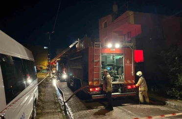 Avcılar’da üç katlı binanın çatısı alev alev yandı 