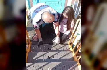 Ayağı parktaki oyun grubuna sıkışan çocuğu itfaiye kurtardı 