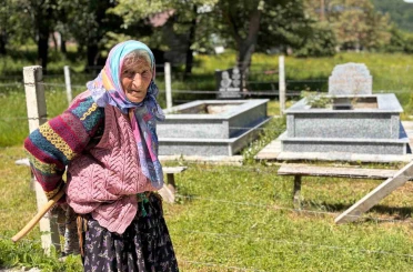 Ayağında kara lastik, elinde baston: Eşi ve oğlunun mezarından ayrılmıyor 