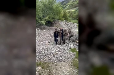 Ayağını burkan şahsı jandarma sırtında taşıdı 