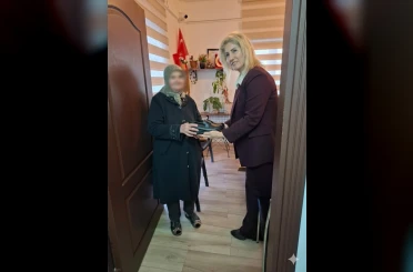 Ayakkabısı olmadığı için terlikle dolaşan yaşlı kadına mahalle muhtarı yardım etti 