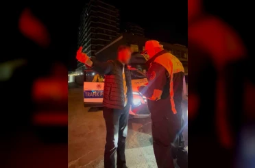 "Ayaklarına kapanayım ne olur arabayı men etmeyin" diyen alkollü sürücü cezadan kurtulamadı 