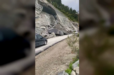Ayancık’ta heyelan: Köy yolu trafiğe kapatıldı 