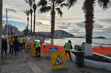 Aydın Büyükşehir Belediyesi tarafından Kuşadası’nda sahil şeridinde çalışma başlatıldı 