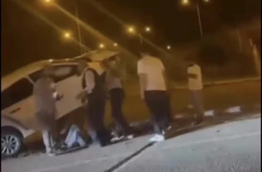 Aydınlatma direğine çarpan otomobil, beton kaidesi üzerinde asılı kaldı 