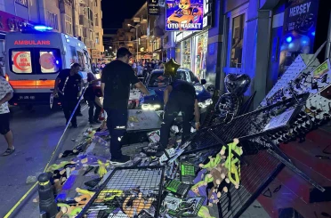 Aydınlatma direğine çarpan otomobil kaldırıma çıktı: 4 yaralı 