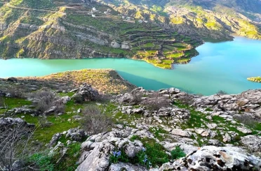 Ayı Nevruzu Gerger kayalıklarını renklendirdi 