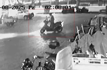 Aynı yerden iki motosiklet çalan şahsın hırsızlık anı güvenlik kamerasında 