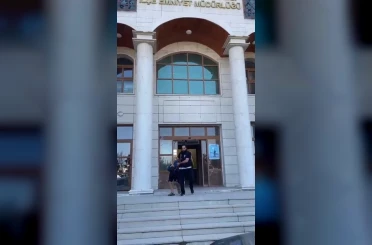 Ayrılmak istediği için evlatlarının önünde eli bıçaklı kocası tarafından öldüresiye dövüldü 