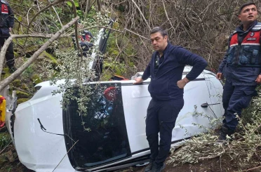 Ayvacık’ta otomobil uçuruma yuvarlandı, sürücü yaralandı 
