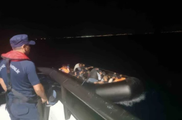Ayvalık açıklarında 15 düzensiz göçmen yakalandı 
