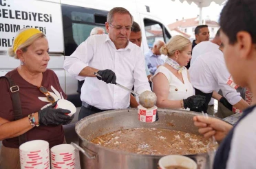 Ayvalık’ta binlerce kişiye aşure ikram edildi 