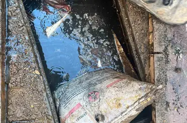 Ayvalık’ta kanalizasyon şebekesinden bir çuval kömür çıktı
