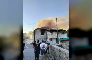 Ayvalık’ta metruk bina yangını 