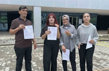 Baba, anne ve 2 kızı sınavda birbirlerine rakip oldu 