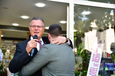 Baba-oğul açılışta gözyaşlarını tutamadı 
