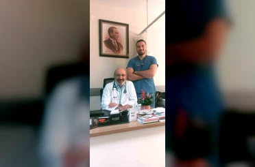Baba oğul aynı hastanede görev yapıyor 