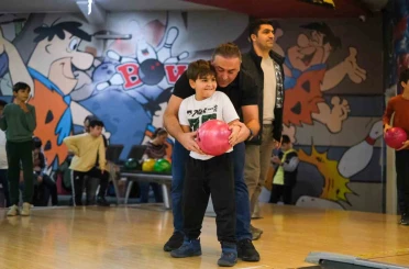 Baba oğul bowling turnuvası renkli anlara sahne oldu 