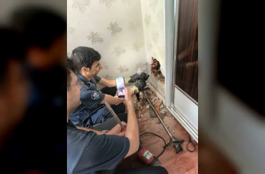 Baca boşluğunda mahsur kalan yavru kedi kurtarıldı 