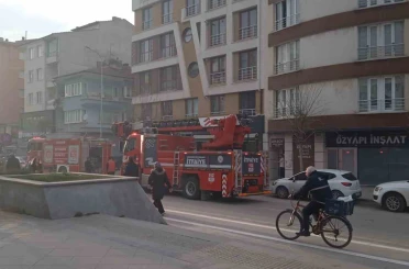 Bacada çıkan yangın sonucu cadde dumanla kaplandı 
