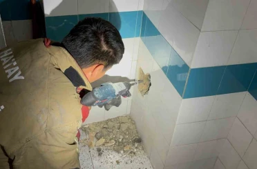 Bacadan düşerek mahsur kalan yavru kedi duvarın kırılmasıyla kurtarıldı 
