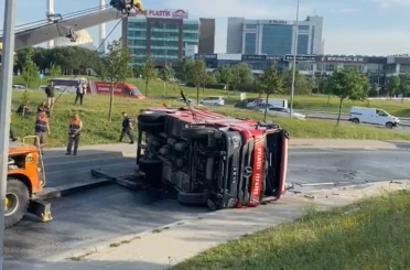 Bağcılar’da yangından dönen itfaiye aracı devrildi: 3 yaralı 