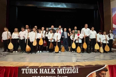 Bağlama kursiyerlerinden halk müziği konseri 
