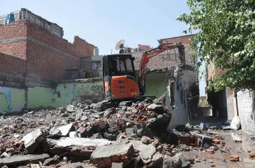 Bağlar’da 1 ayda 32 metruk yapı yıkıldı
