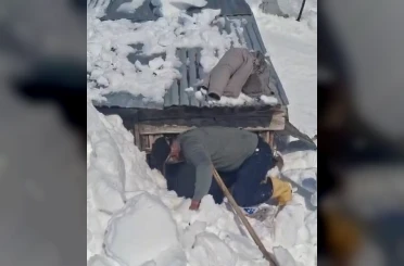 Bahar hazırlığı için gittikleri köyde metrelerce karla karşılaştılar 