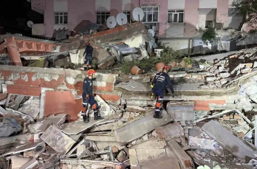 Bahçelievler’de dün gece tahliye edilen bina bugün çöktü 
